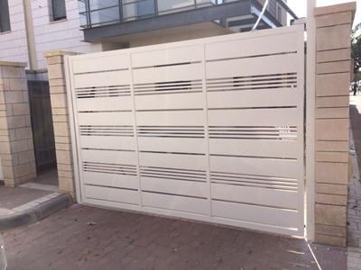 שערים חשמליים לחניה פרטית - דגם שניר ורז 12
