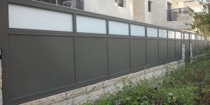 עיצוב אטום עבור גדר לחצר מאלומיניום עם זכוכית - דגם רותם 2