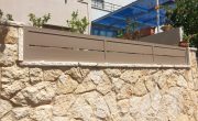 השלמת קטע על חומה עם גדר אלומיניום בצבע חום – דגם שניר 4