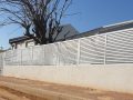 הגבהת חומה עם גדר אלומיניום בצבע לבן ושערי כניסה תואמים